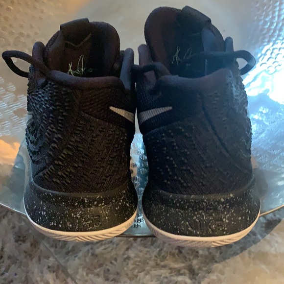 Nike Kobe Sneaker - never worn!  Boys size 4 - Picture 3 of 5